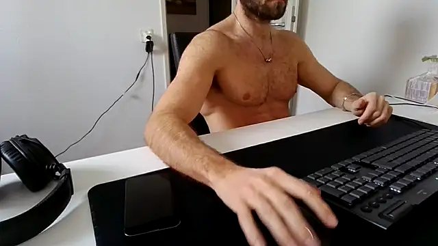 Snapshot of alpha-hunk chatting on 01/11/26, 11:28 alpha-hunk online show from 01/11/26, 11:28