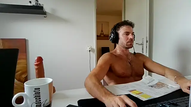 Snapshot of alpha-hunk chatting on 05/21/26, 04:37 alpha-hunk online show from 05/21/26, 04:37
