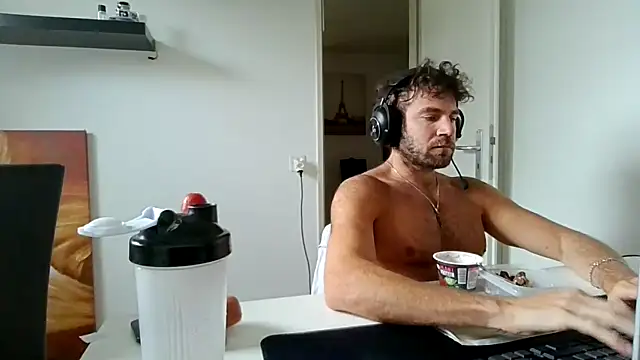 Snapshot of alpha-hunk chatting on 05/20/26, 10:01 alpha-hunk online show from 05/20/26, 10:01