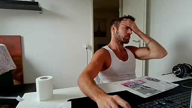 Snapshot of alpha-hunk chatting on 05/11/26, 09:10 alpha-hunk online show from 05/11/26, 09:10