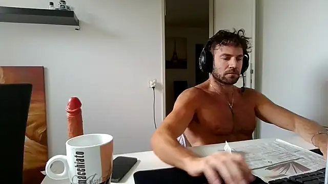 Snapshot of alpha-hunk chatting on 05/19/26, 08:32 alpha-hunk online show from 05/19/26, 08:32