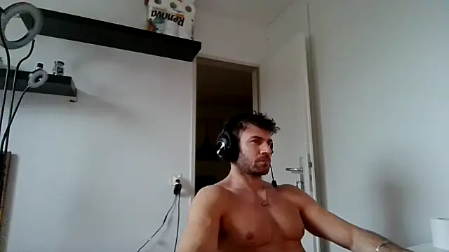 Snapshot of alpha-hunk chatting on 12/19/25, 02:19 alpha-hunk online show from 12/19/25, 02:19