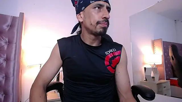 Snapshot of Sr_Magnus_ chatting on 10/20/25, 06:37 Sr Magnus online show from 10/20/25, 06:37