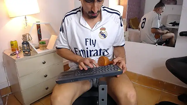 Snapshot of Sr_Magnus_ chatting on 10/15/25, 06:05 Sr Magnus online show from 10/15/25, 06:05