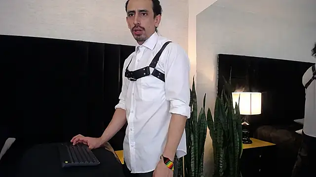 Snapshot of Sr_Magnus_ chatting on 03/18/25, 04:18 Sr Magnus online show from 03/18/25, 04:18