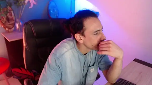 Snapshot of Sr_Magnus_ chatting on 03/19/25, 04:36 Sr Magnus online show from 03/19/25, 04:36