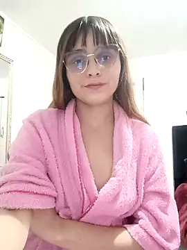 Snapshot of Lucyy-hess chatting on 01/05/25, 03:43 Lucyy-hess online show from 01/05/25, 03:43