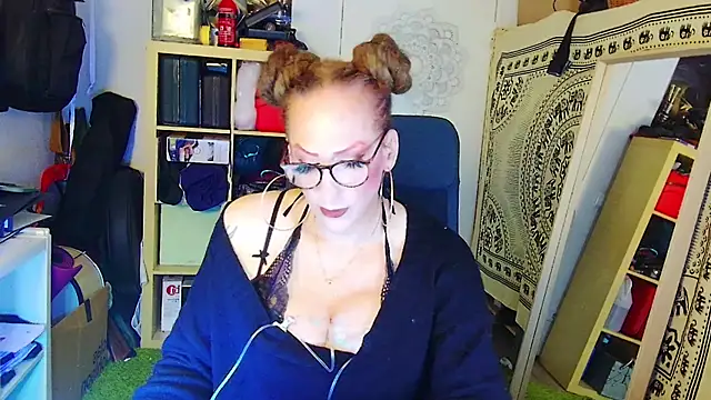 MaxiEmily online show from 02/10/25, 12:41