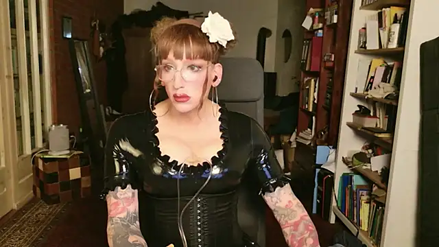 MaxiEmily online show from 11/08/25, 11:19