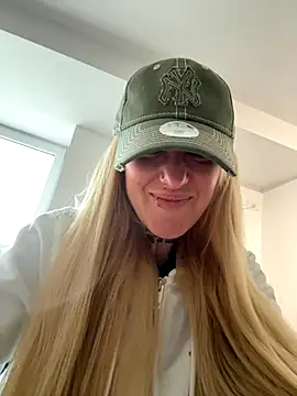 Snapshot of MazeSin chatting on 09/17/25, 05:31 MazeSin online show from 09/17/25, 05:31
