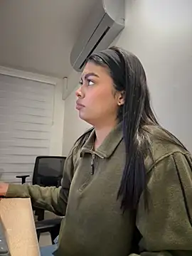 Snapshot of jennifer_oliveira chatting on 12/05/25, 06:34 jennifer oliveira online show from 12/05/25, 06:34