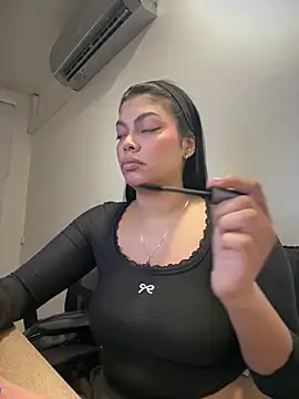 Snapshot of jennifer_oliveira chatting on 12/18/25, 09:14 jennifer oliveira online show from 12/18/25, 09:14