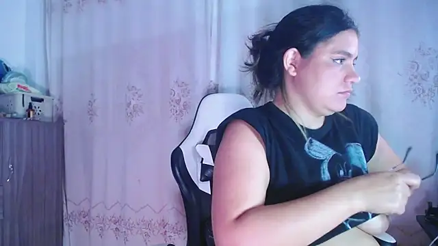 Snapshot of gigiqueen_18 chatting on 03/20/25, 04:07 gigiqueen 18 online show from 03/20/25, 04:07