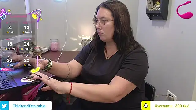 Snapshot of ThickGirlsDoItBetter chatting on 10/21/25, 11:48 ThickGirlsDoItBetter online show from 10/21/25, 11:48