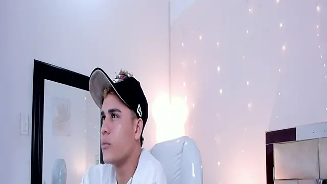 Snapshot of saraandstiven chatting on 03/07/25, 03:19 saraandstiven online show from 03/07/25, 03:19