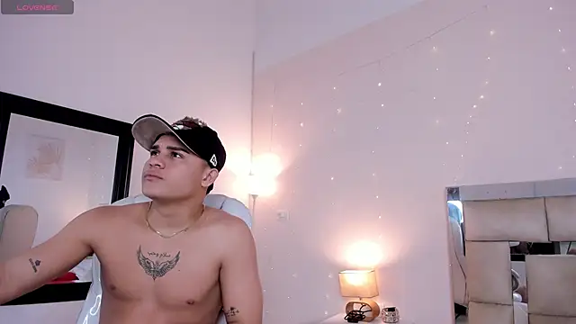 Snapshot of saraandstiven chatting on 02/18/25, 07:10 saraandstiven online show from 02/18/25, 07:10