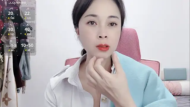 Snapshot of Qwi-V1 chatting on 02/06/25, 11:37 Qwi-V1 online show from 02/06/25, 11:37