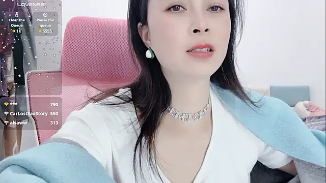 Snapshot of Qwi-V1 chatting on 02/12/25, 03:07 Qwi-V1 online show from 02/12/25, 03:07