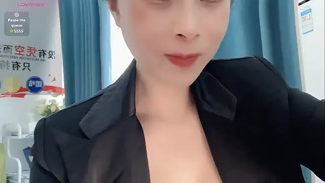 Snapshot of Qwi-V1 chatting on 11/17/25, 07:01 Qwi-V1 online show from 11/17/25, 07:01