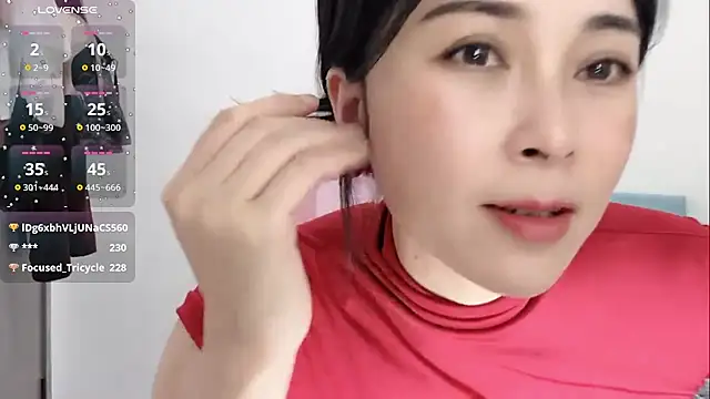 Snapshot of Qwi-V1 chatting on 01/01/25, 01:37 Qwi-V1 online show from 01/01/25, 01:37