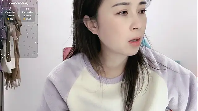 Snapshot of Qwi-V1 chatting on 02/15/25, 12:26 Qwi-V1 online show from 02/15/25, 12:26