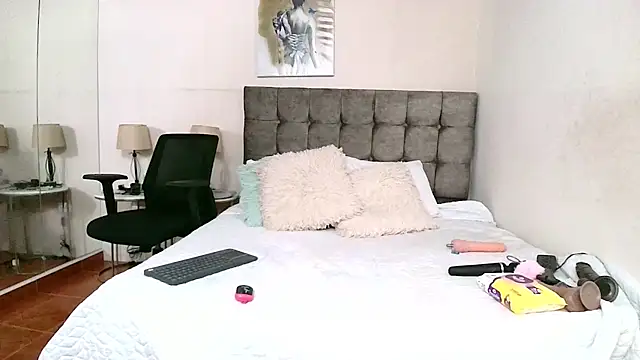 Snapshot of IssabellaJones chatting on 11/19/25, 12:43 IssabellaJones online show from 11/19/25, 12:43