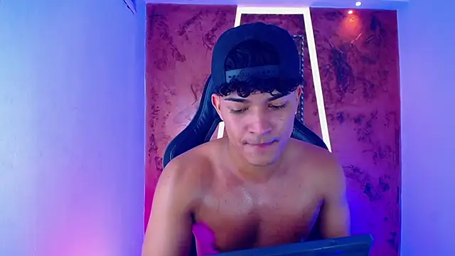 Snapshot of jamescurli_ chatting on 02/25/25, 10:26 jamescurli online show from 02/25/25, 10:26