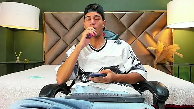 Tyler Rodriguez online show from 10/09/25, 09:04