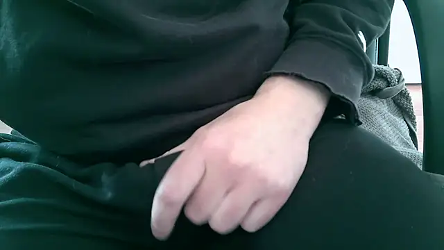 Snapshot of lovedoggy03 chatting on 10/19/25, 10:40 lovedoggy03 online show from 10/19/25, 10:40