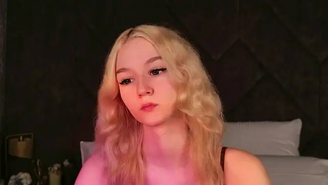 NaomiLoys online show from 12/01/25, 03:57