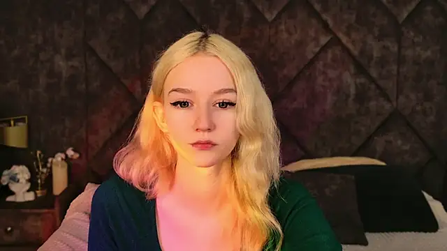 NaomiLoys online show from 11/08/25, 10:30