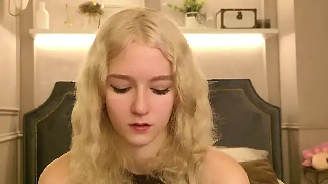 NaomiLoys online show from 09/22/25, 10:43