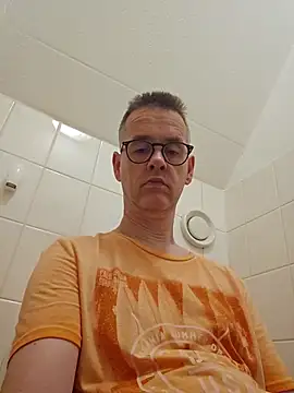 Snapshot of Hectorthyssen1 chatting on 06/20/26, 10:42 Hectorthyssen1 online show from 06/20/26, 10:42