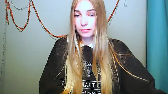 Snapshot of Queen_ofLove chatting on 12/14/25, 02:44 Queen ofLove online show from 12/14/25, 02:44