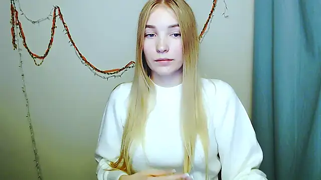 Snapshot of Queen_ofLove chatting on 12/18/25, 09:07 Queen ofLove online show from 12/18/25, 09:07