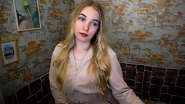 Snapshot of Queen_ofLove chatting on 02/19/25, 01:50 Queen ofLove online show from 02/19/25, 01:50