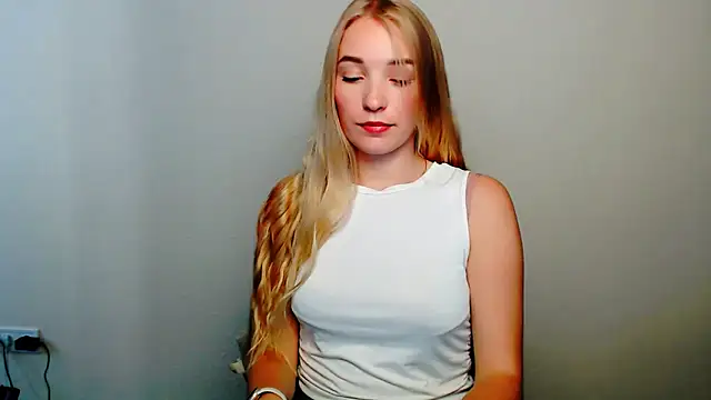 Snapshot of Queen_ofLove chatting on 10/10/25, 01:23 Queen ofLove online show from 10/10/25, 01:23