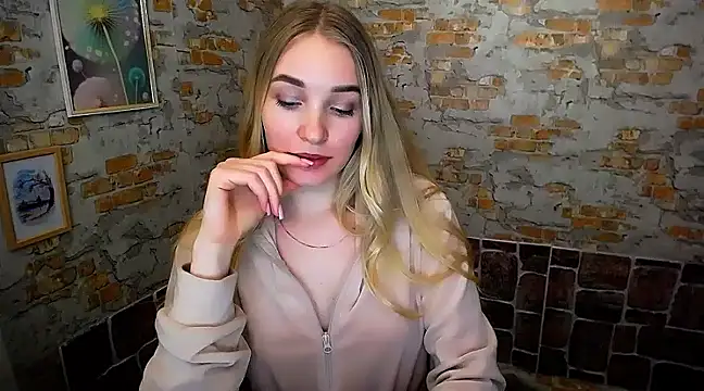 Snapshot of Queen_ofLove chatting on 02/19/25, 04:55 Queen ofLove online show from 02/19/25, 04:55