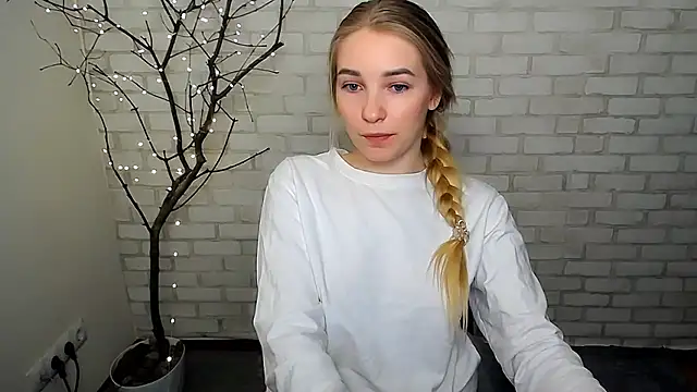 Snapshot of Queen_ofLove chatting on 03/19/25, 06:01 Queen ofLove online show from 03/19/25, 06:01