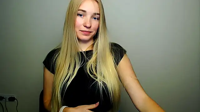 Snapshot of Queen_ofLove chatting on 10/13/25, 08:54 Queen ofLove online show from 10/13/25, 08:54