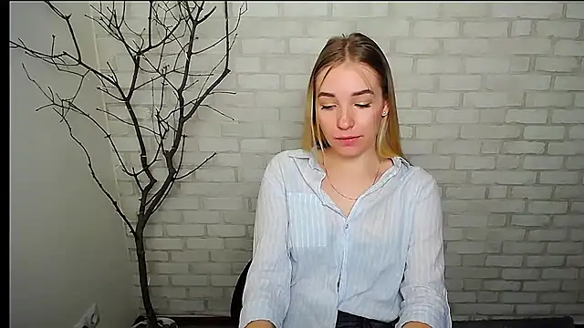 Snapshot of Queen_ofLove chatting on 02/26/25, 01:00 Queen ofLove online show from 02/26/25, 01:00