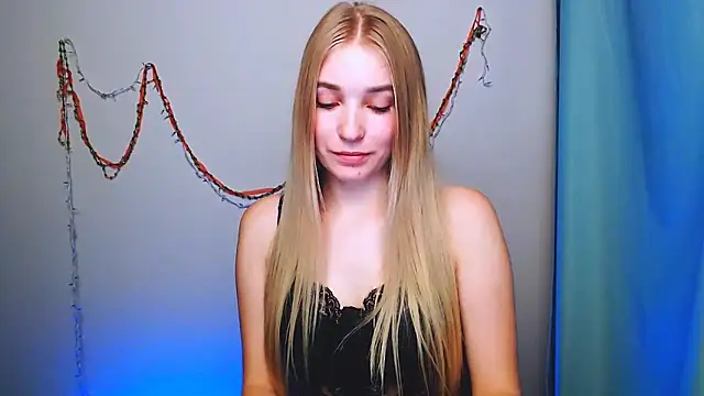 Snapshot of Queen_ofLove chatting on 12/16/25, 08:57 Queen ofLove online show from 12/16/25, 08:57