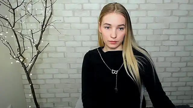 Snapshot of Queen_ofLove chatting on 03/12/25, 02:34 Queen ofLove online show from 03/12/25, 02:34