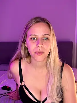 lunawolf21 online show from 10/24/25, 07:18