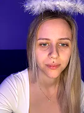 lunawolf21 online show from 12/04/25, 07:40