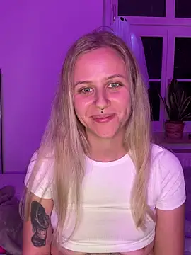 lunawolf21 online show from 10/22/25, 07:02