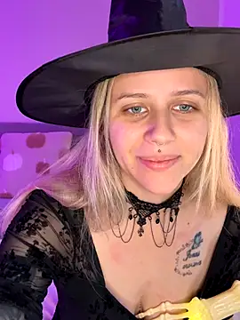 lunawolf21 online show from 10/28/25, 07:29