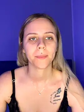 lunawolf21 online show from 12/19/25, 07:22