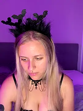 Snapshot of lunawolf21 chatting on 10/10/25, 06:47 lunawolf21 online show from 10/10/25, 06:47
