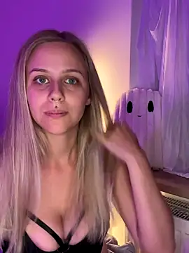 lunawolf21 online show from 10/25/25, 05:24